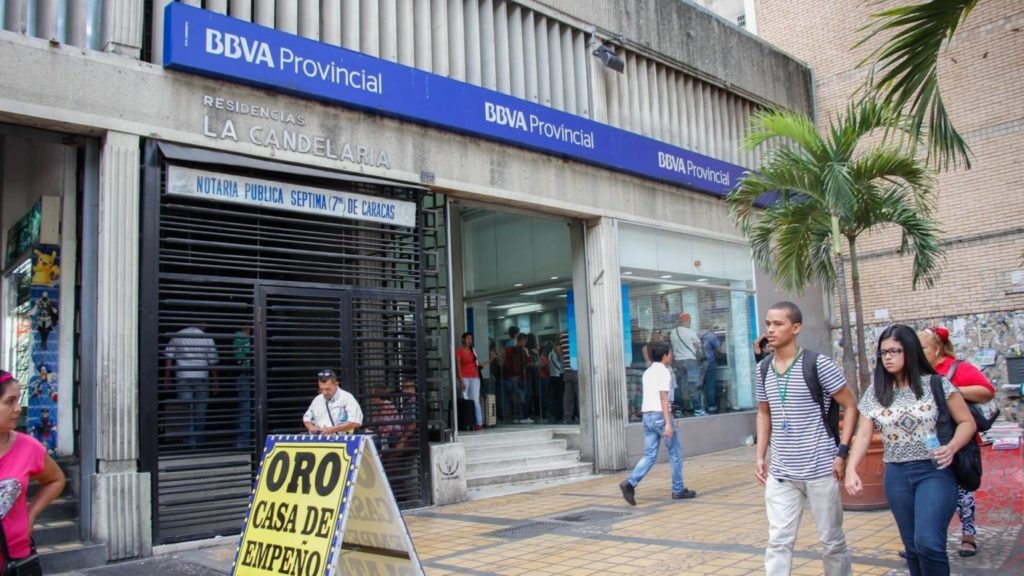 ¿Qué hay detrás de la disminución de los bancos y cajeros en Venezuela?
