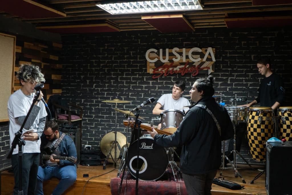 Banda practicando en Cusica Studios