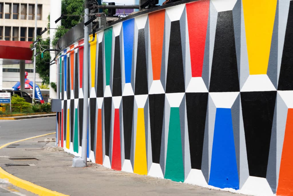 Inauguración del nuevo mural Trapecio Multicolor en Las Mercedes por el artista Alberto José Sánchez en alianza con pinturas Pineco y la Alcaldía de Baruta