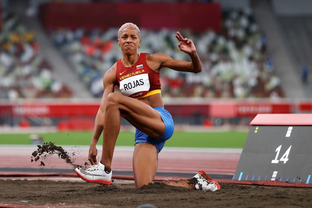 Yulimar Rojas, primera venezolana en ganar oro e imponer récord mundial en unos Juegos Olímpicos