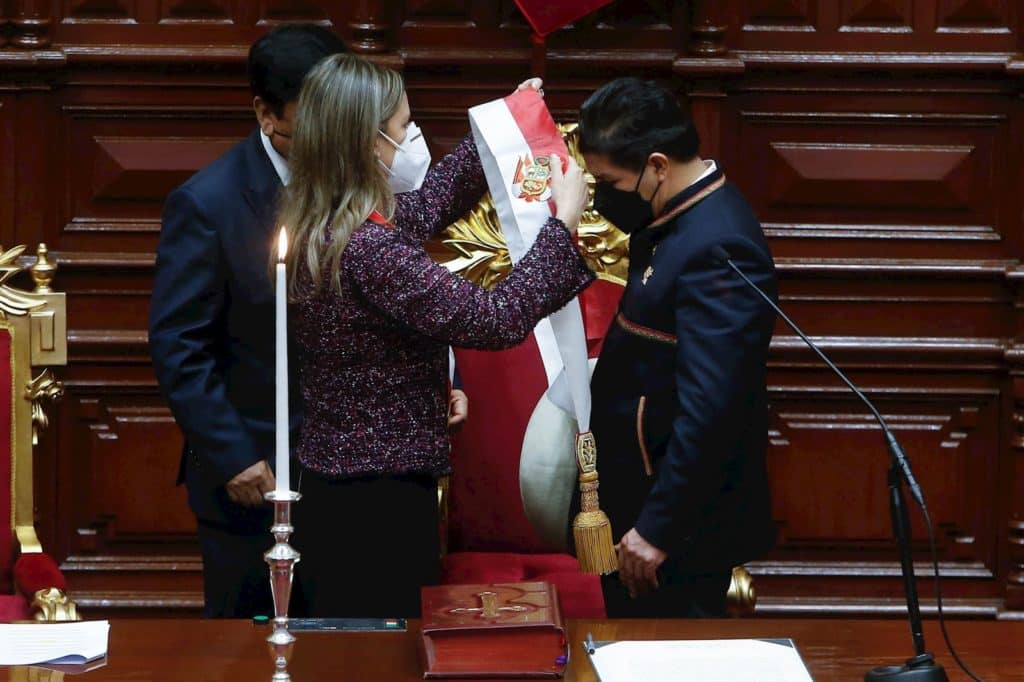 Pedro Castillo es oficialmente el nuevo presidente de Perú