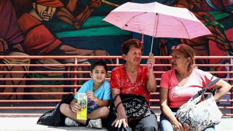 “Un país de viejos y de niños”: cuánto se ha reducido la población en Venezuela y cómo impacta en su desarrollo