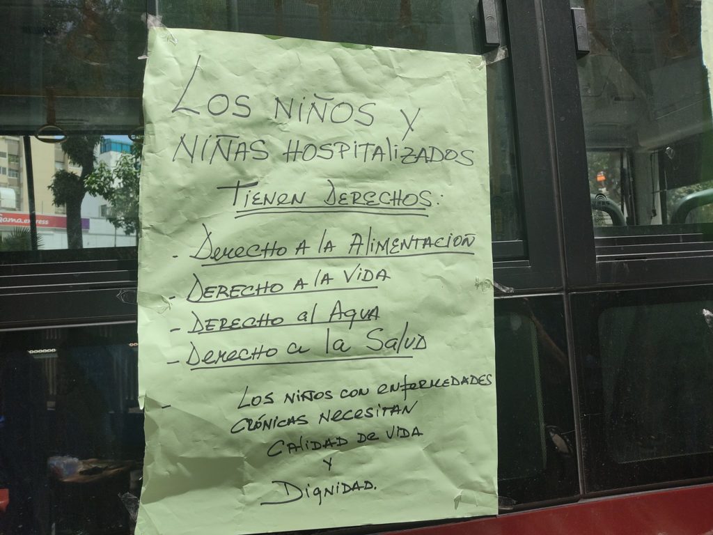 Hablan las madres desde el JM de los Ríos: Las imágenes de su protesta de este martes