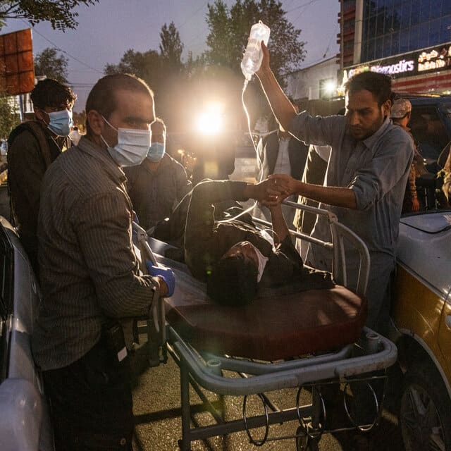 Las imágenes del atentado en Kabul que dejó más de 60 muertos