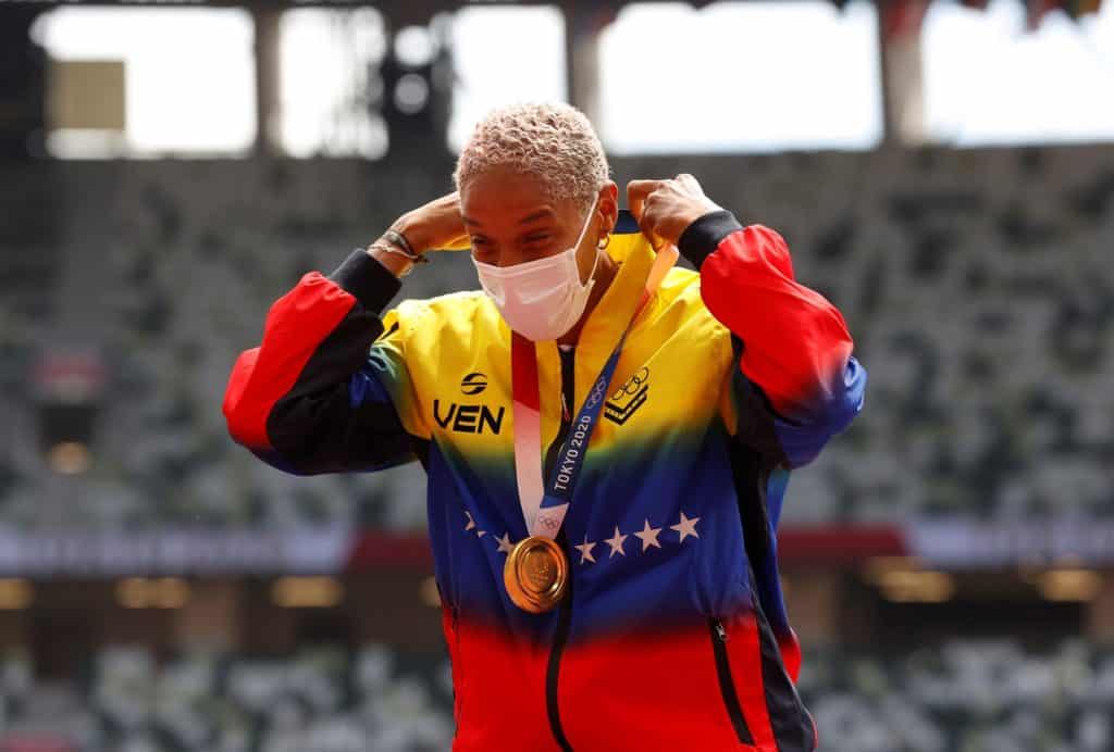 Yulimar Rojas con su medalla de oro