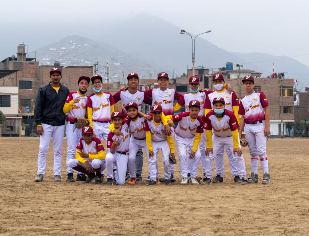 Venezolanos crean escuelas de beisbol para niños y adolescentes en Perú