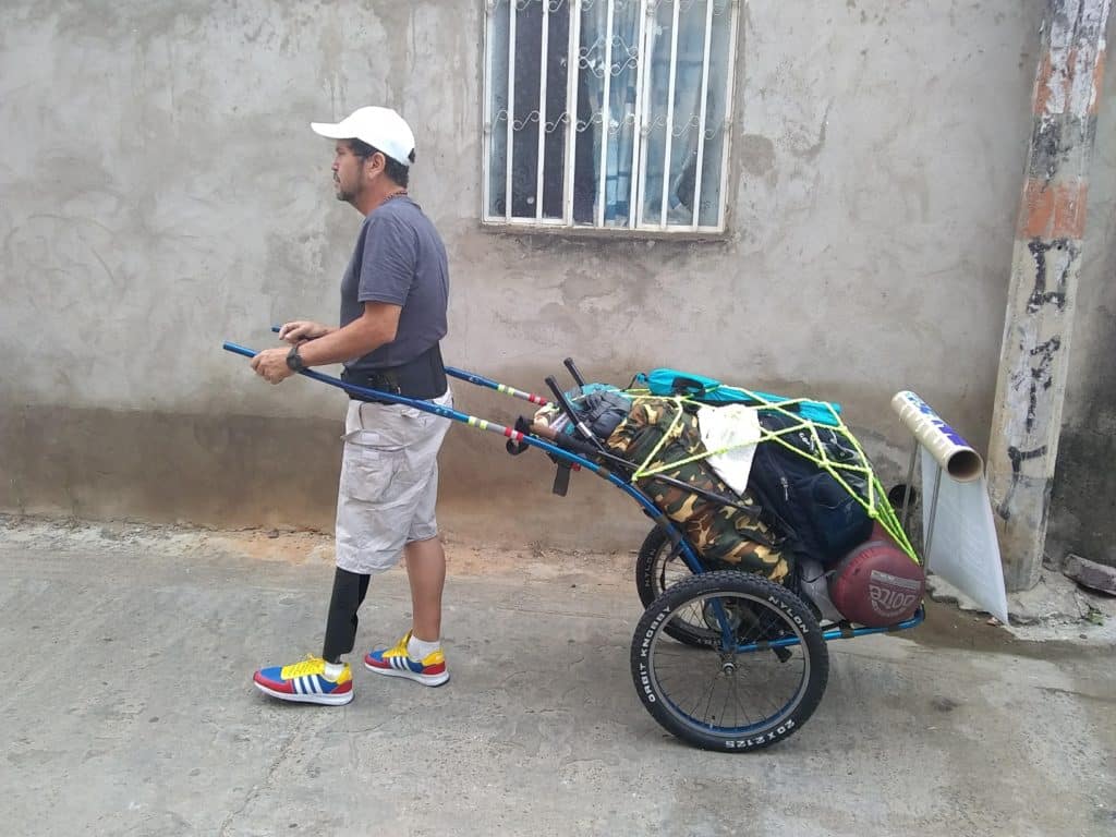 “Persiguiendo mi sueño”: Yeslie Aranda recorre Suramérica en una pierna y una prótesis