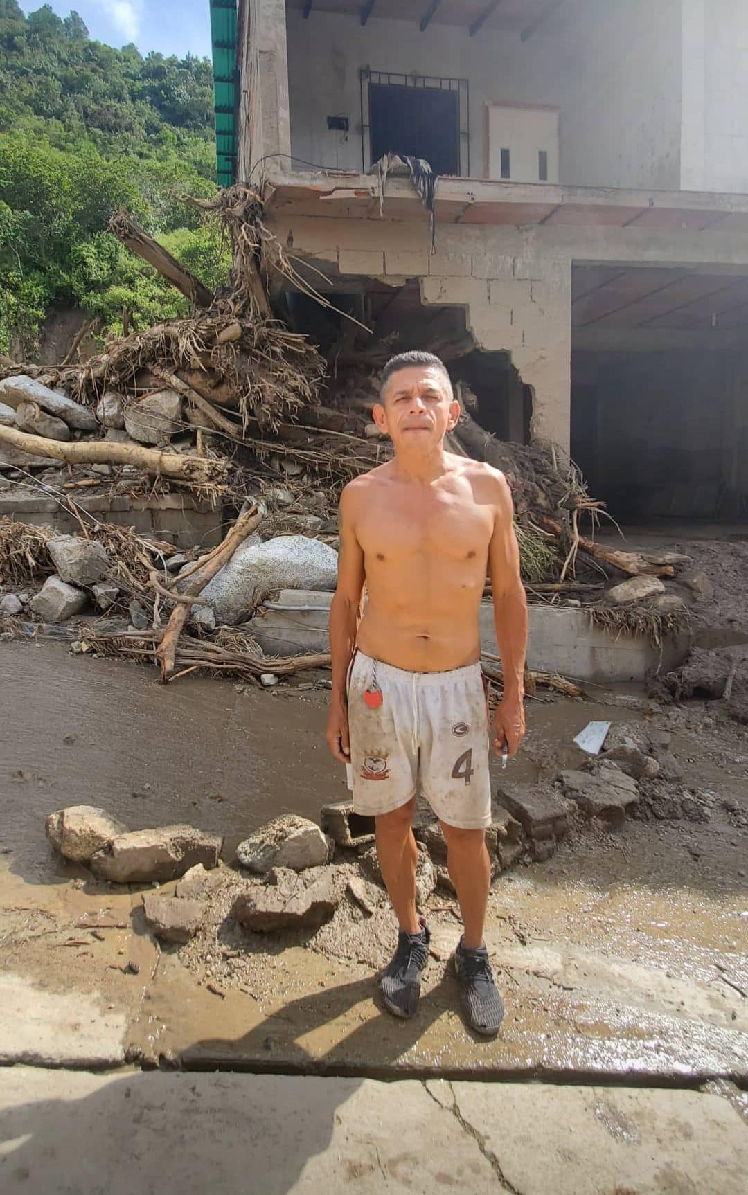El merideño que toma fotografías a los sobrevivientes de las inundaciones en Tovar para avisar a sus familias