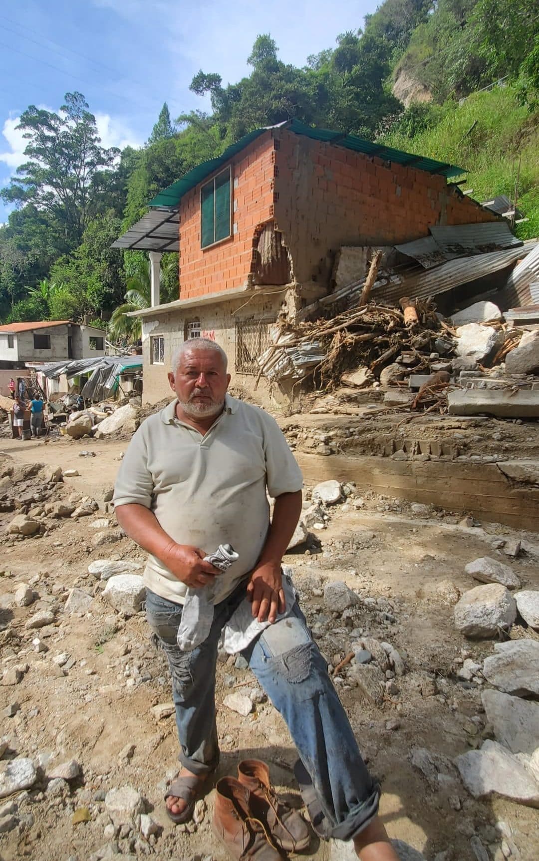 El merideño que toma fotografías a los sobrevivientes de las inundaciones en Tovar para avisar a sus familias