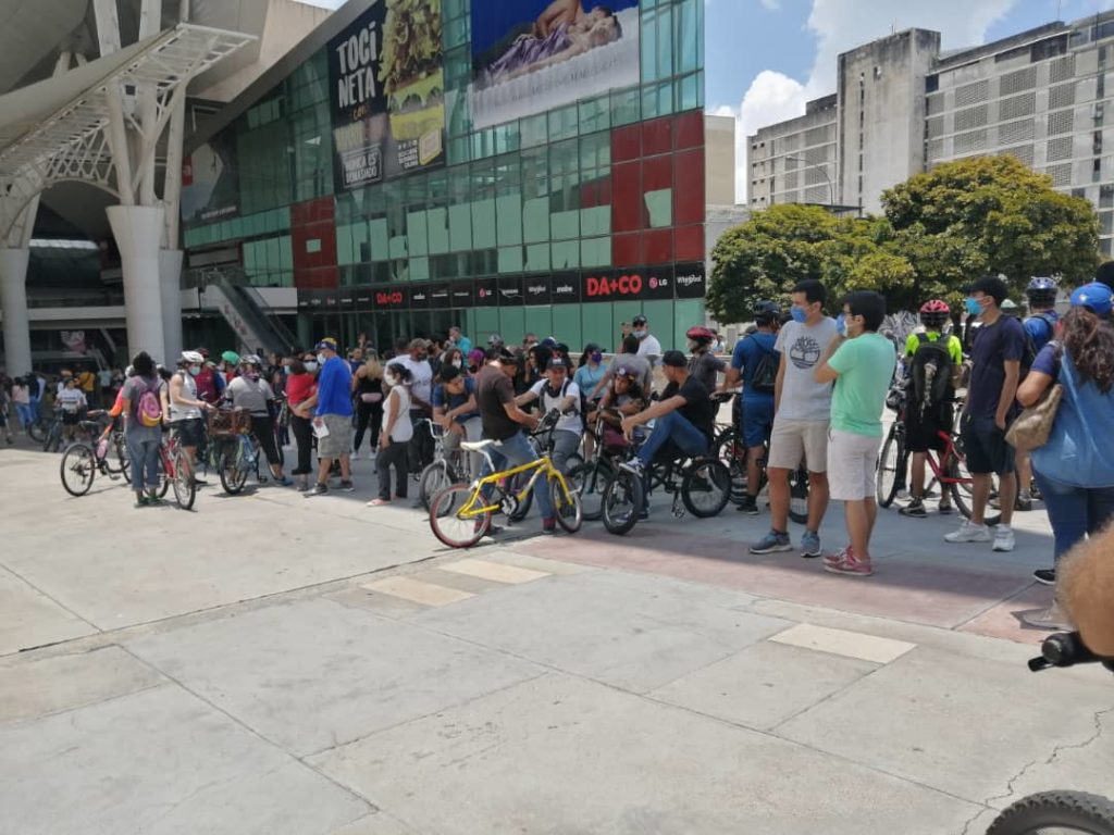 Daniel Dhers lidera recorrido de ciclistas en las calles de Caracas