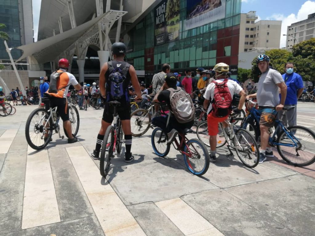 Daniel Dhers lideró recorrido de ciclistas en las calles de Caracas