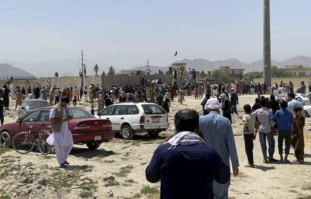 El éxodo en Afganistán: miles de personas arriesgan sus vidas para huir del régimen talibán