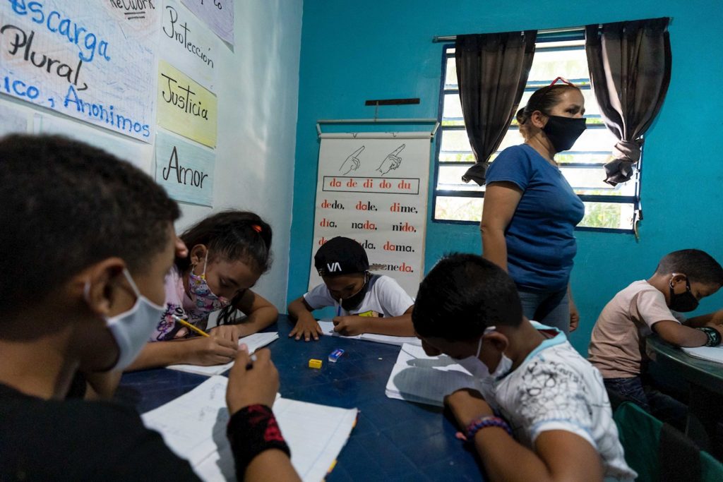 Los docentes convierten sus casas en escuelas en medio de pandemia