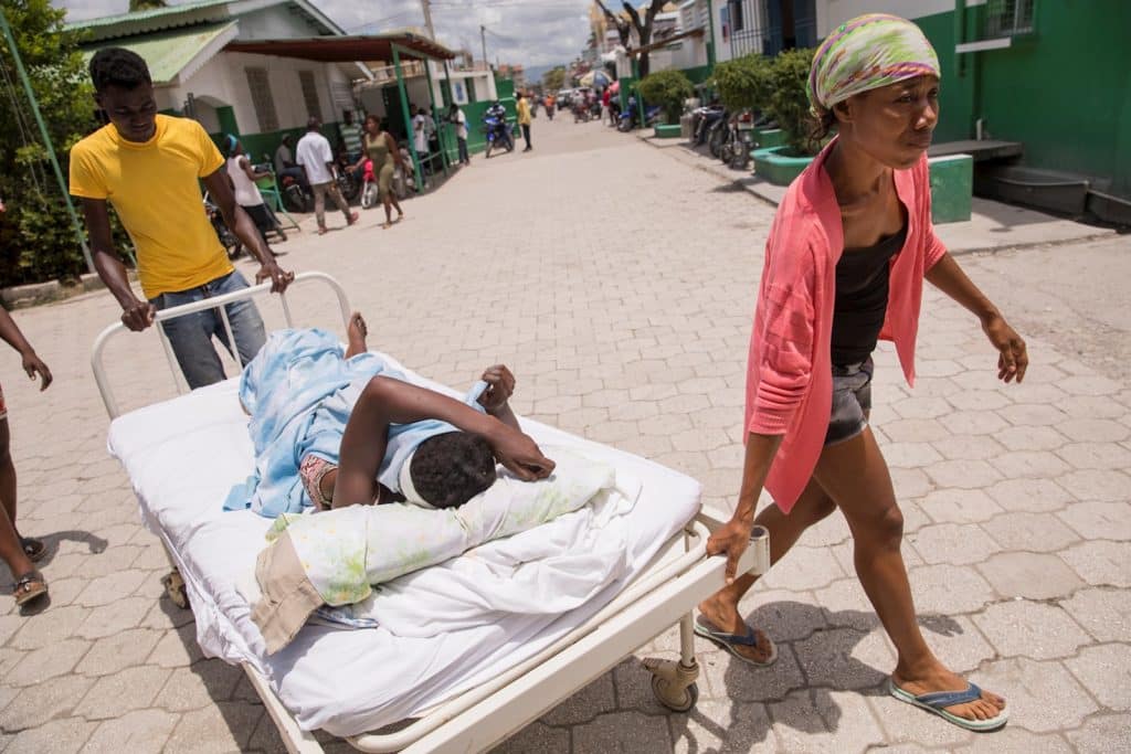 Los hospitales en Haití lucen saturados por la gran cantidad de heridos tras el terremoto