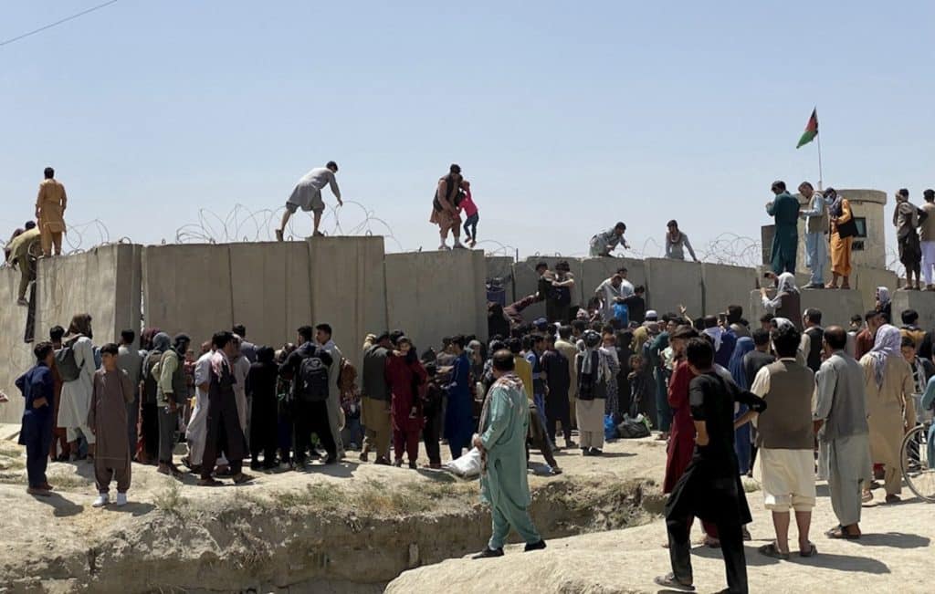 El éxodo en Afganistán: miles de personas arriesgan sus vidas para huir del régimen talibán