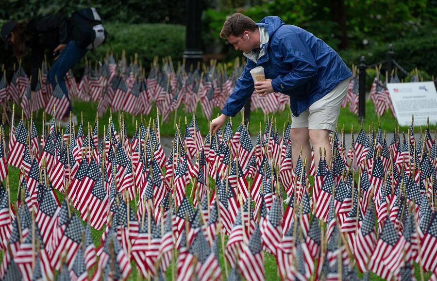 Jardín de banderas por vidas que se han perdido tras el atentado del 11 de septiembre de 2001