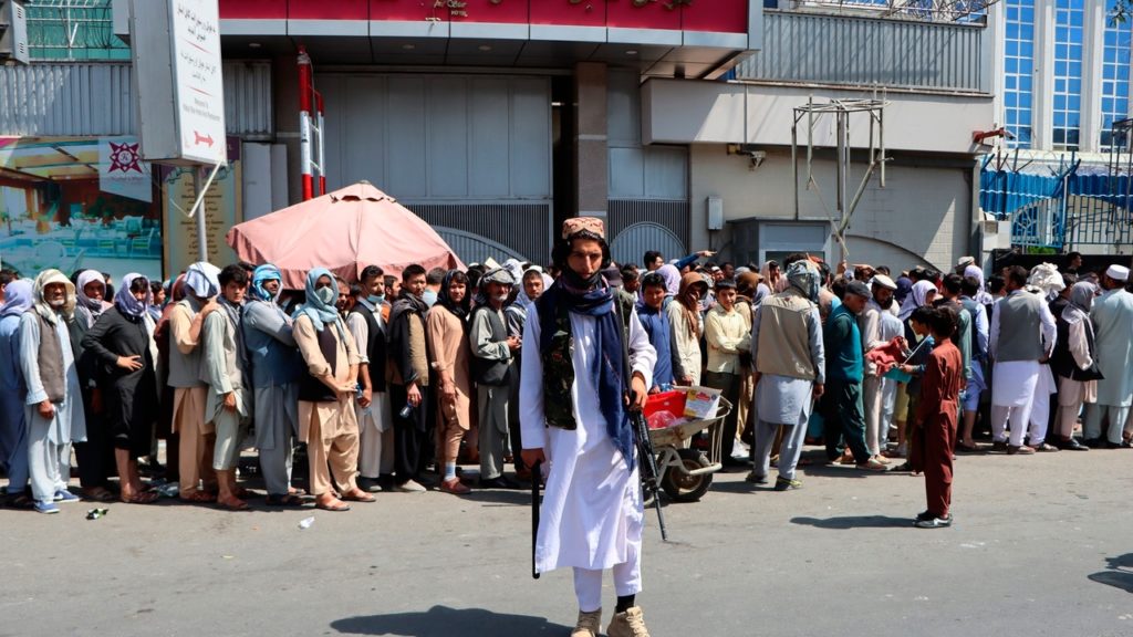 Sin apoyo económico y con escasez de billetes: los primeros días de los talibanes con el control absoluto de Afganistán