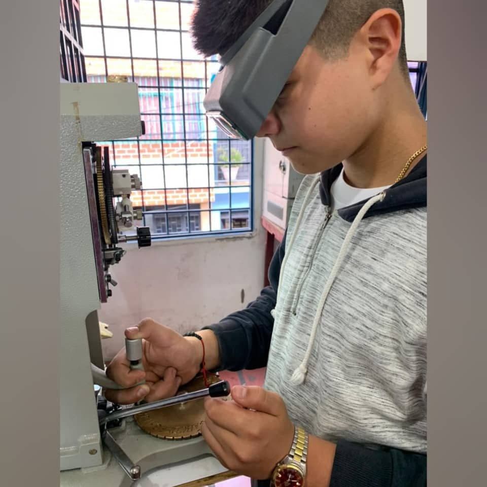 Un orfebre venezolano de 12 años de edad busca entrar en el Libro de los Récord Guinness
