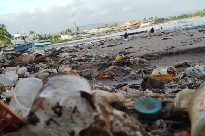 Los principales contaminantes de las playas venezolanas