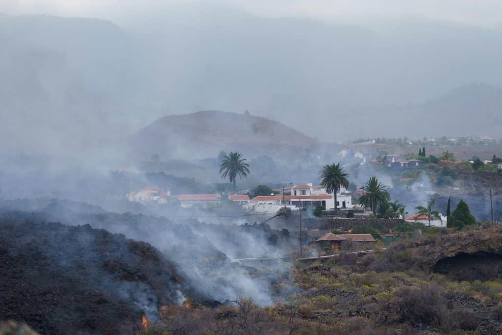 Volcán que hizo erupción en España arrasó con 166 casas en La Palma