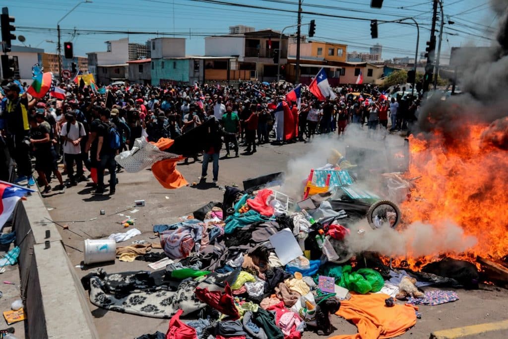 “Eso no se le hace a un ser humano”: venezolana a la que le quemaron sus pertenencias en Chile