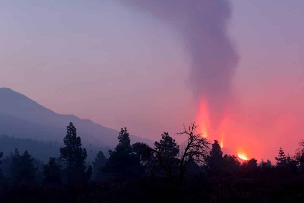El paso del volcán por Cumbre Vieja deja inoperativo el aeropuerto de La Palma