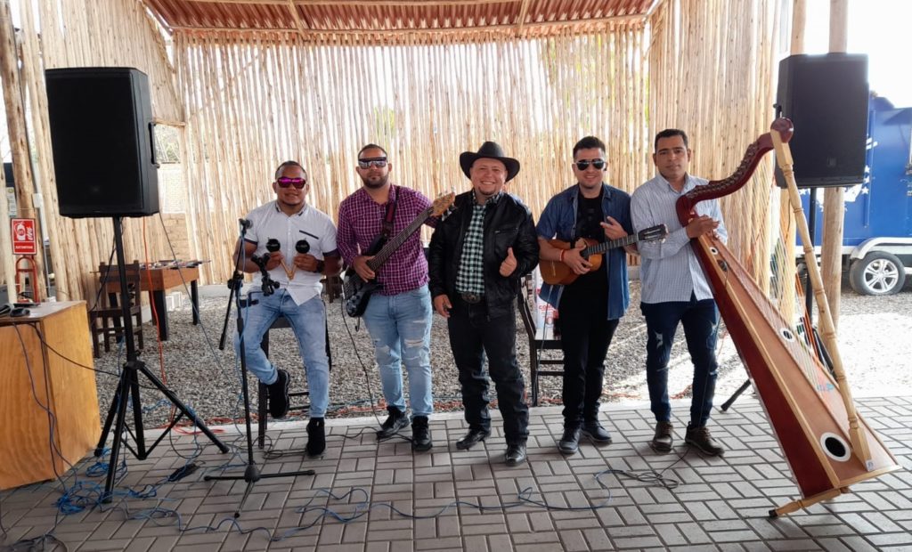 Migrantes promueven la música venezolana en Perú