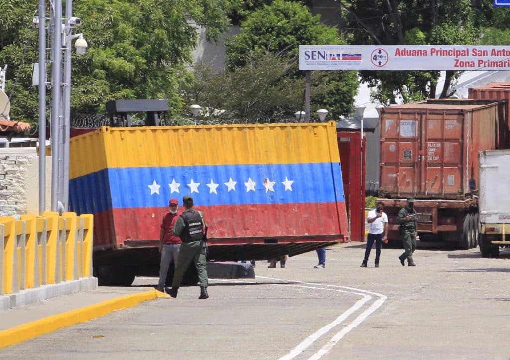Los principales pasos fronterizos entre Venezuela y Colombia permanecieron abiertos este jueves exclusivamente él cruce de estudiantes y de casos humanitarios