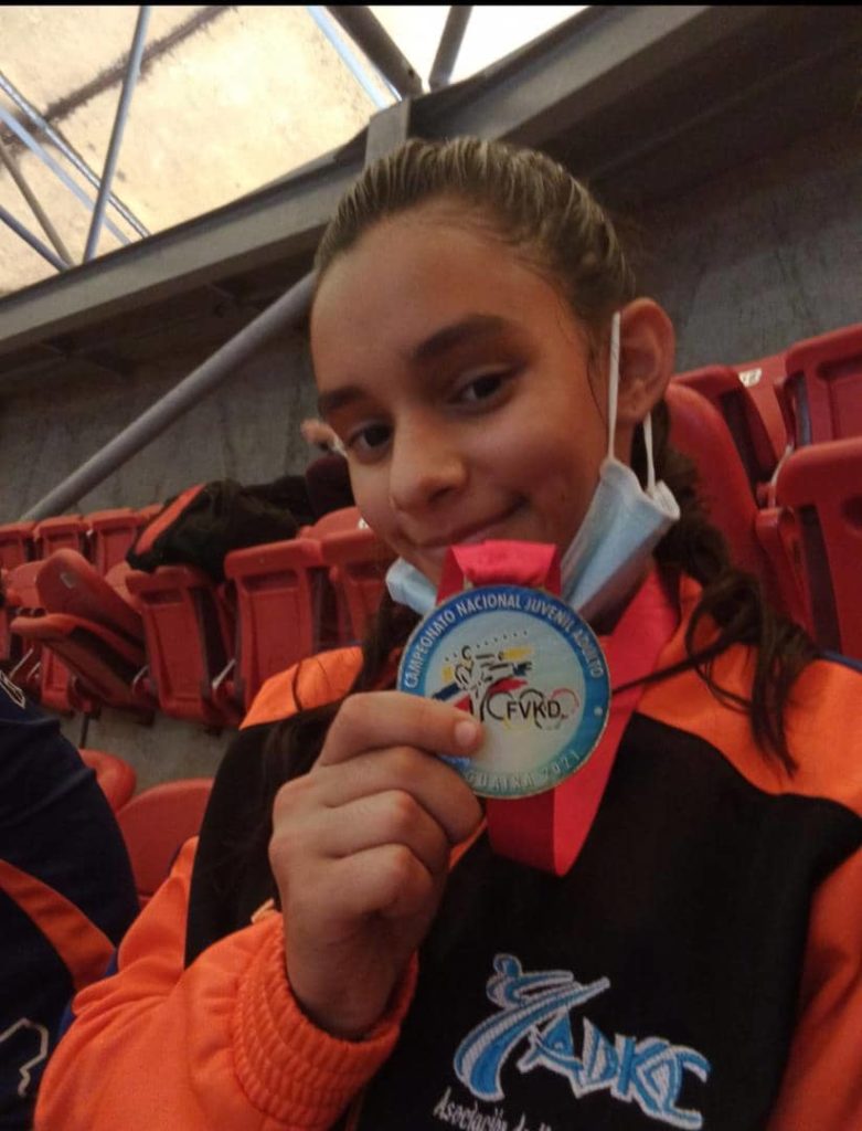 María Valeria, la karateca de 13 años que recauda dinero para cumplir su sueño de representar a Venezuela