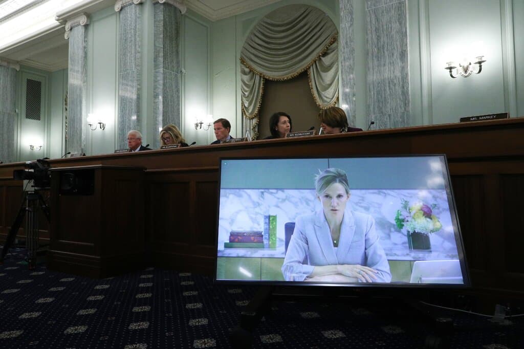 Antigone Davis, directora global de seguridad de Facebook, testificó a través de un video durante una audiencia del subcomité del Senado el jueves pasado