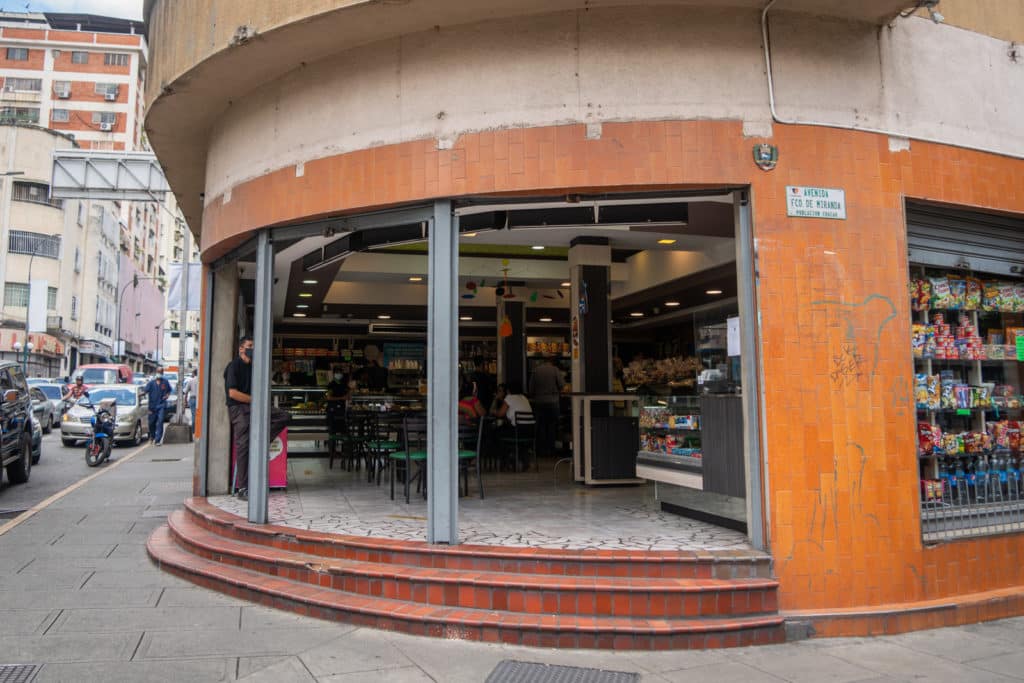 Semáforo de acceso en comercios, centros comerciales, restaurantes y panaderias en Caracas El Diario by José Daniel Ramos