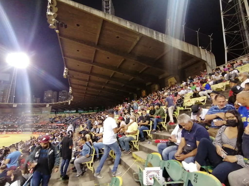 Los fanáticos volvieron a disfrutar de un Caracas-Magallanes en el Universitario