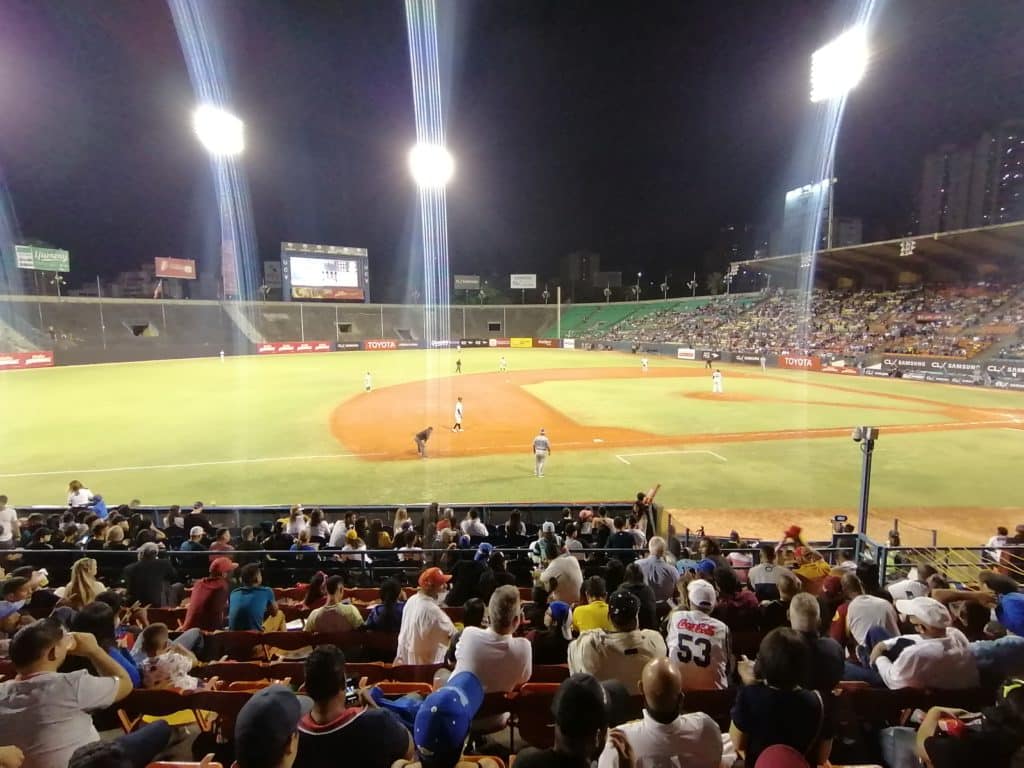 Los fanáticos volvieron a disfrutar de un Caracas-Magallanes en el Universitario