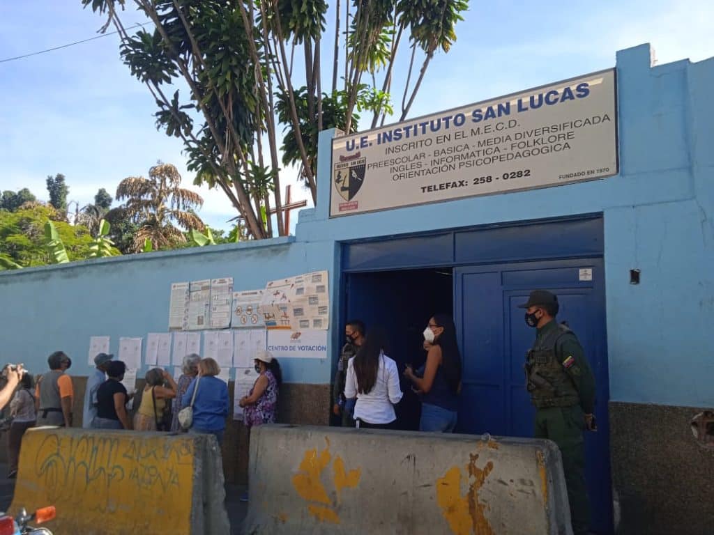 Retraso marcó el inicio del proceso electoral en los centros de votación de Caracas