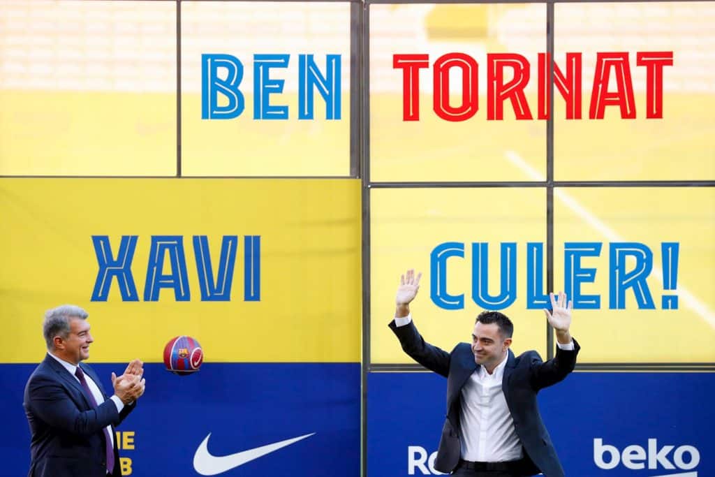 Xavi Hernández fue presentado como entrenador del FC Barcelona ante una multitud en el Camp Nou