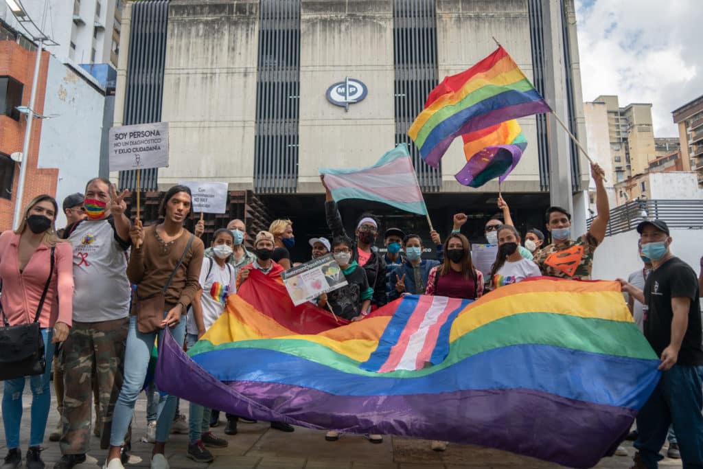 Comunidad LGBT exige a Saab dejar de ignorar crímenes de odio contra ellos frente a la sede del Ministerio Público en Parque Carabobo El Diario by José Daniel Ramos