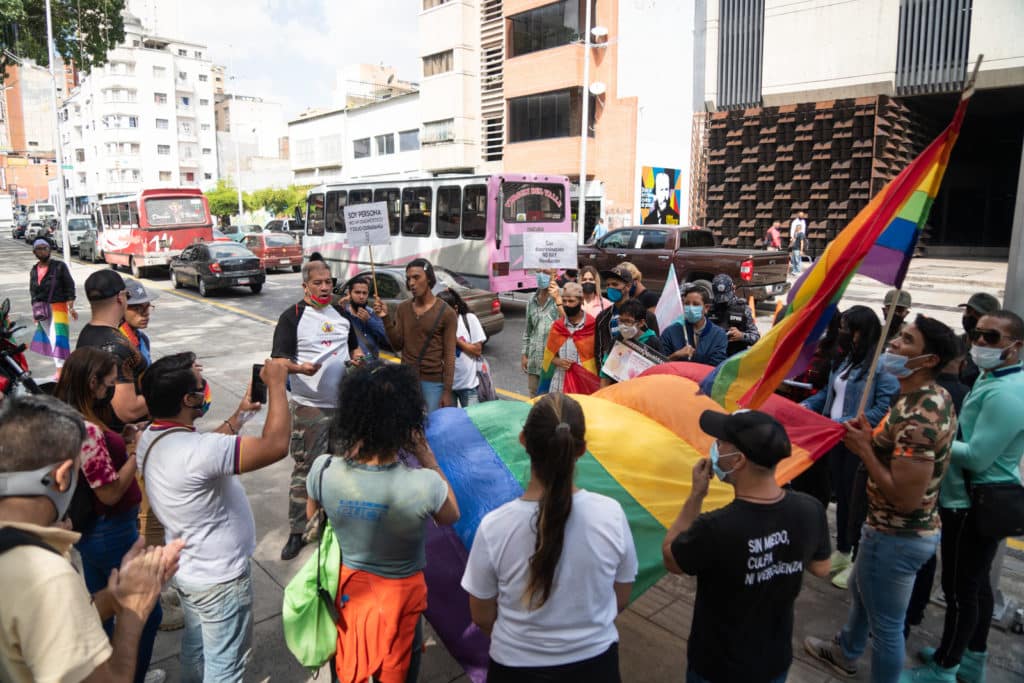 Comunidad LGBT exige a Saab dejar de ignorar crímenes de odio contra ellos frente a la sede del Ministerio Público en Parque Carabobo El Diario by José Daniel Ramos