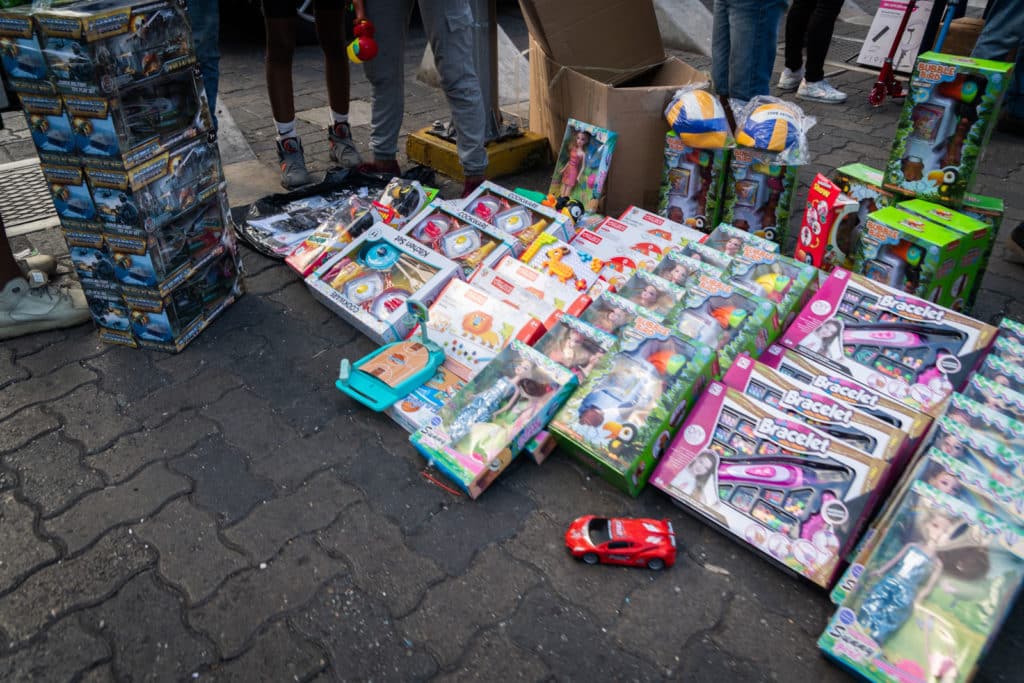 Caraqueños en medio de dolarización haciendo compras navideñas en diciembre El Diario by José Daniel Ramos