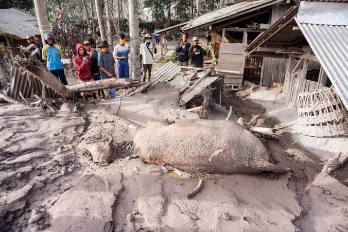 Lo que se sabe de la erupción del volcán Monte Semeru en Indonesia que ha dejado 22 muertos