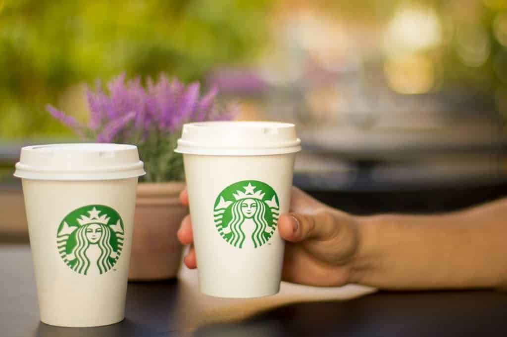 Starbucks eliminará progresivamente sus icónicos vasos de plástico 