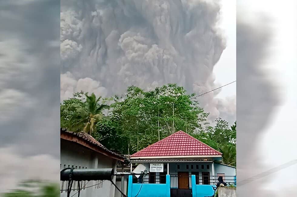 Lo que se sabe de la erupción del volcán Monte Semeru en Indonesia que ha dejado 22 muertos