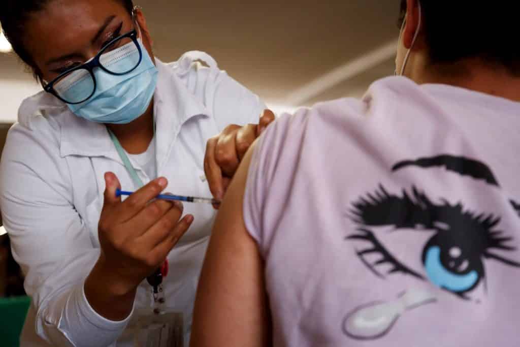 Más de la mitad de la población en Latinoamérica está vacunada contra el covid-19: ¿Cuáles son los países con menos inoculados?