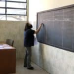 Los docentes que aún ejercen en Venezuela pese a los bajos salarios : ¿qué los motiva?