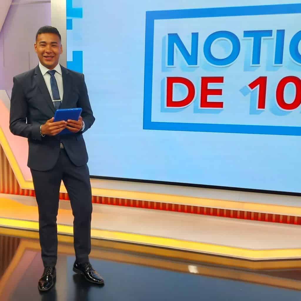 Andy Chirinos, el venezolano que cumple su sueño como presentador de noticias en la televisión de Argentina
