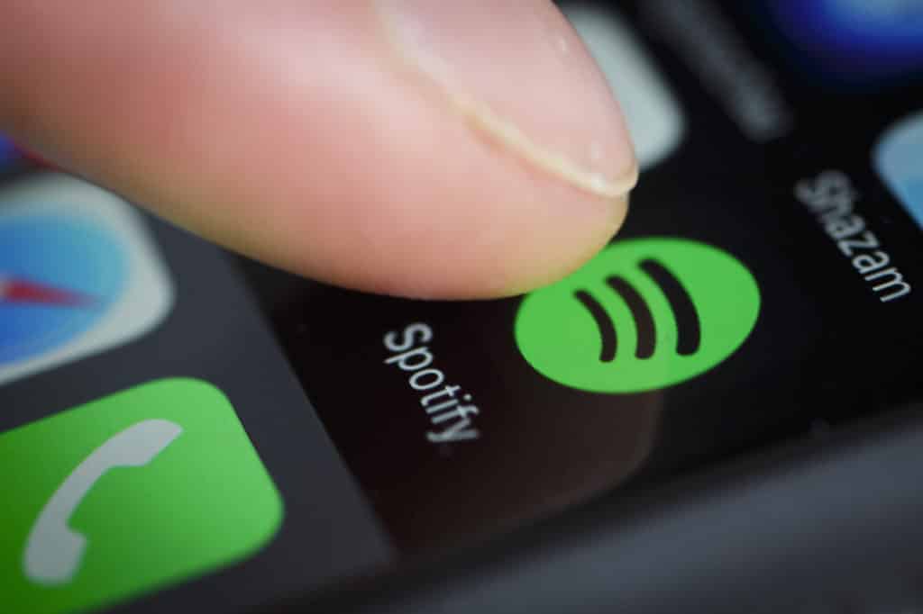 Spotify anunció medidas luego de la polémica que lo señaló de difundir desinformación sobre la pandemia