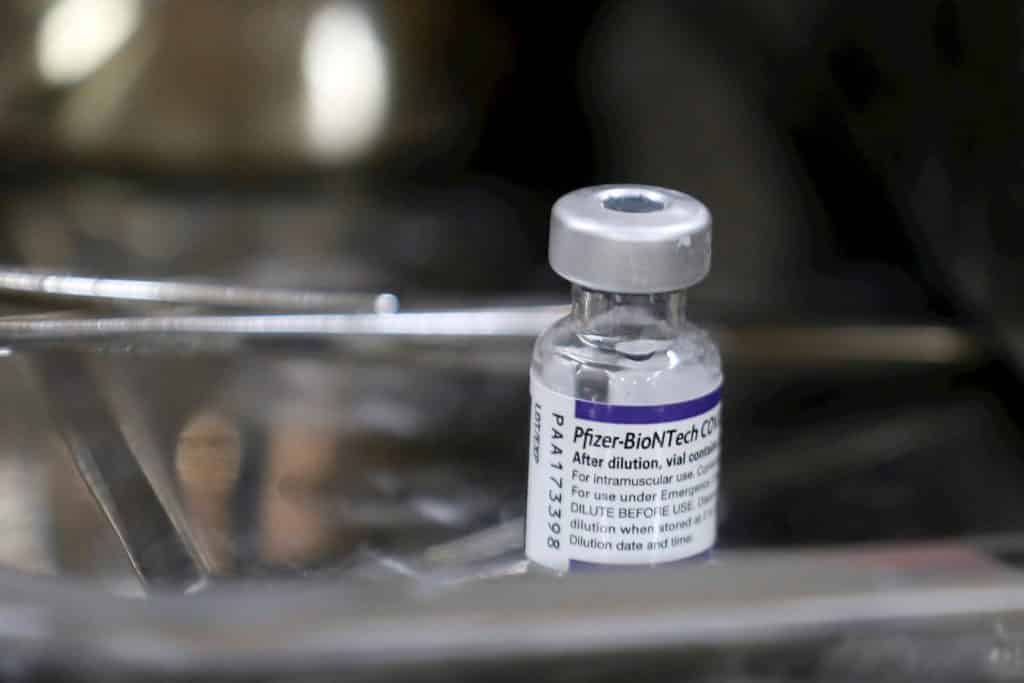 Pfizer inició pruebas clínicas de su vacuna contra la variante ómicron del covid-19: lo que se sabe