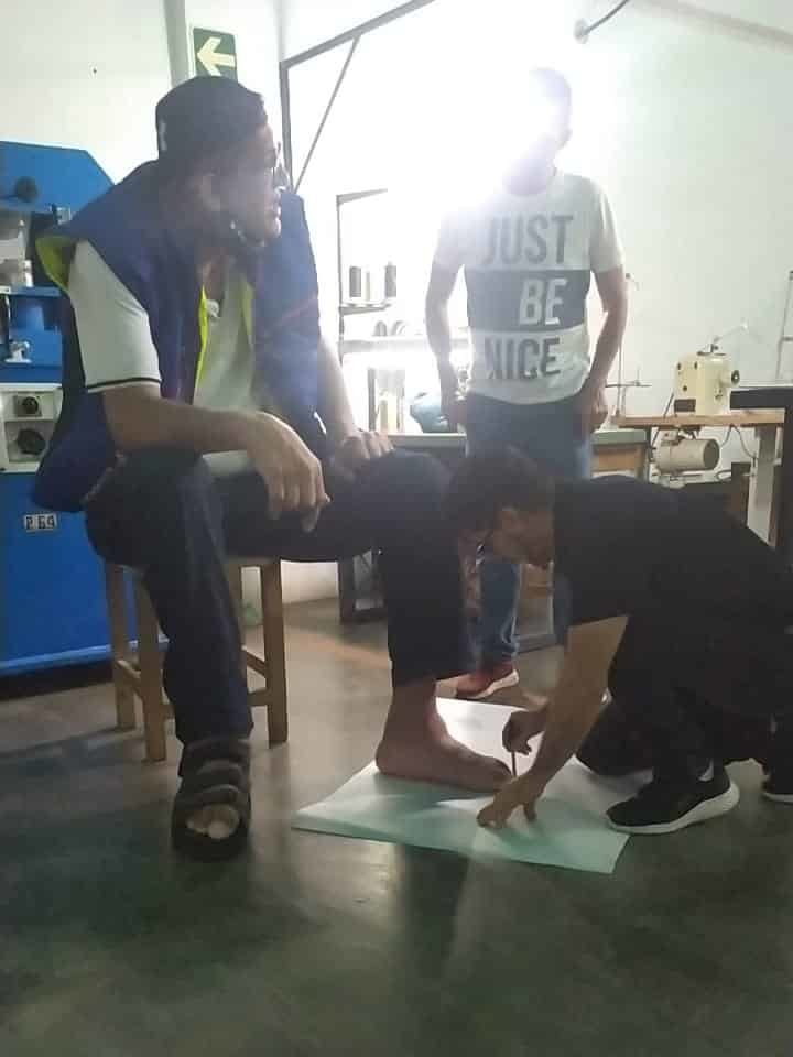 Los hermanos tachirenses que fabrican zapatos para el hombre con los pies más grandes del mundo