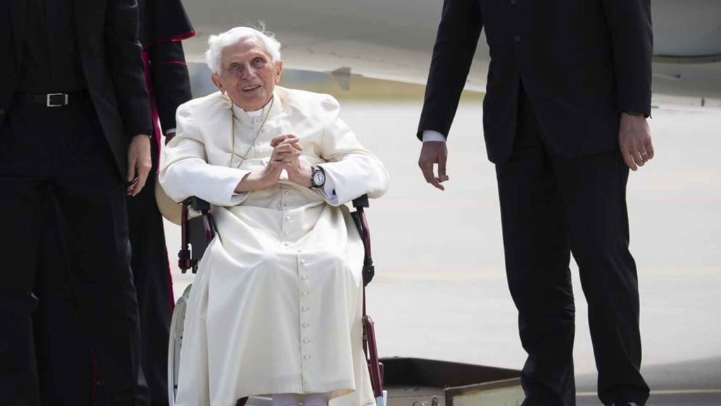 El Vaticano afirma que el papa emérito condenó los abusos sexuales y se reunió con las víctimas