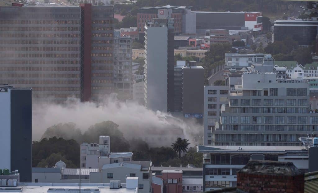 Las imágenes que deja el incendio del Parlamento de Suráfrica
