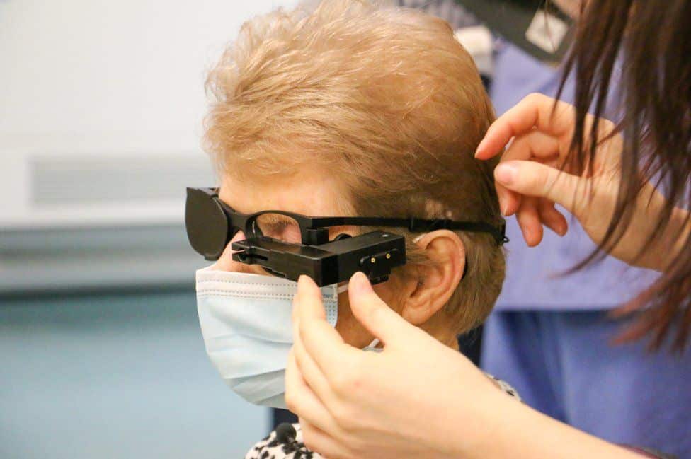 Una mujer recibió el primer implante de un chip biónico en el ojo